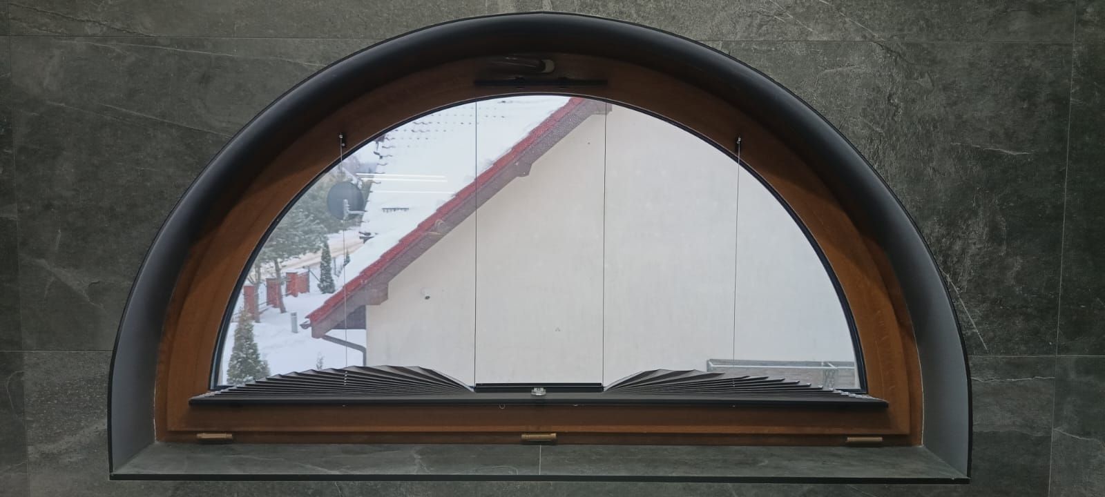 Plisa na oknie półokrągłym otwarta