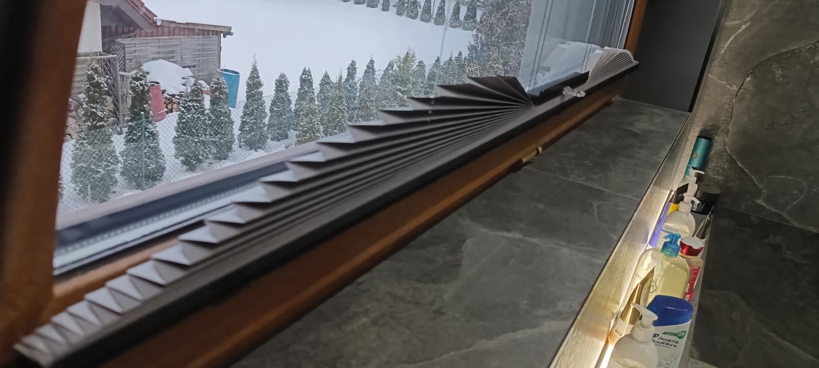 Plisa na oknie półokrągłym otwarta