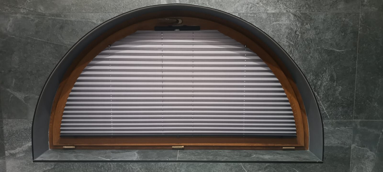 Plisa na oknie półokrągłym zamknięta