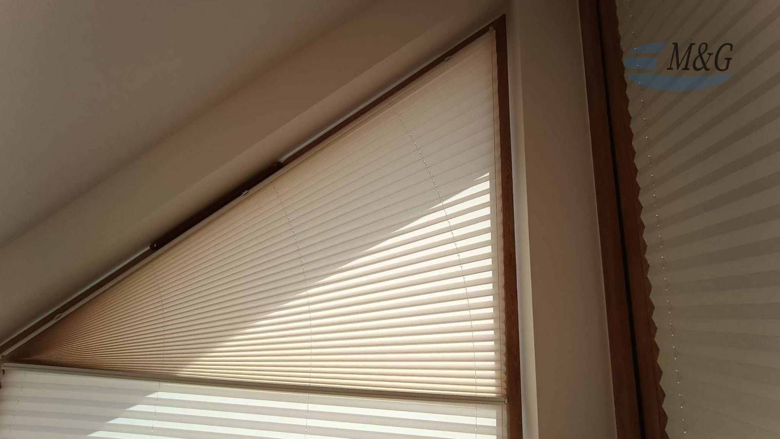 Plisa kształ na trójkątnym oknie