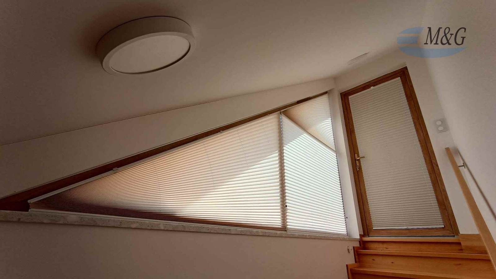 Plisa kształ na trójkątnym oknie