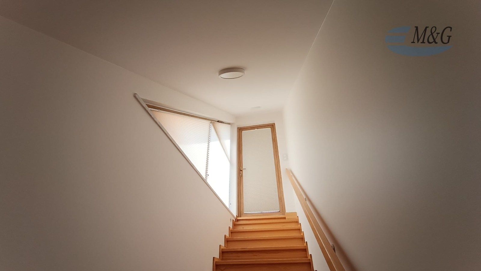 Plisa kształ na trójkątnym oknie